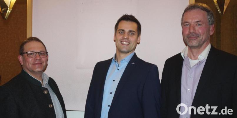 Die Vorsitzenden der beiden PWG-Gruppen, Michael Preiß (links) und Egbert Völkl (rechts) freuen sich, mit Rudolf J. Teplitzky (Mitte) einen jungen Anwärter auf die Bürgermeisterkandidatur vorstellen zu können. Bild: weu