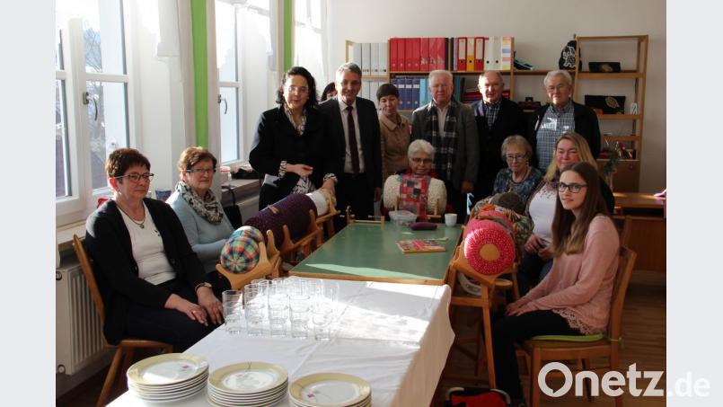 Sissy Thammer (Dritte von links) ließ sich beim Besuch in Tiefenbach das Spitzenklöppeln zeigen. Der Bürgermeister überreichte zum Abschied ein von Sieglinde Prögler geklöppeltes Kunstwerk. Bild: exb/Stephanie Bucher