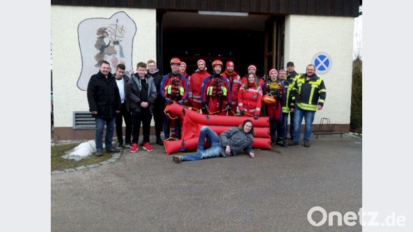Wasserwacht und Feuerwehr üben den Notfall auf dem Lanzer Weiher. Bild: exb