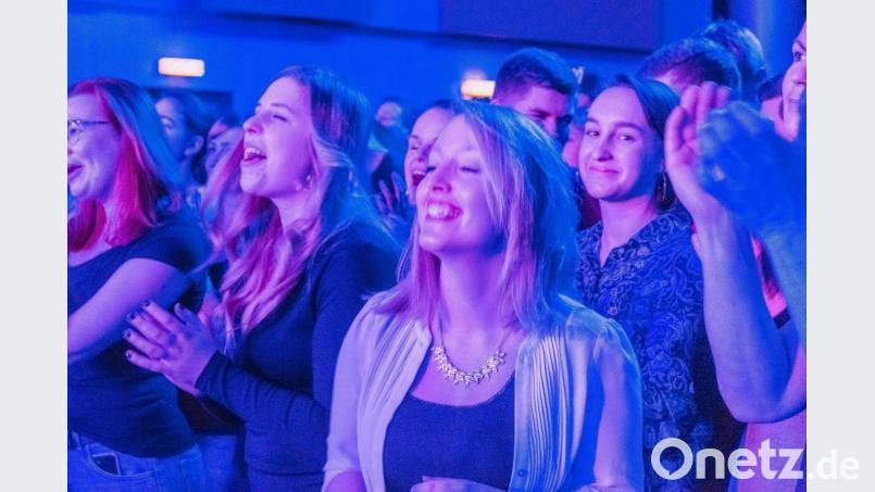 Das Publikum in der ersten Reihe ist vorwiegend weiblich Bild: chl