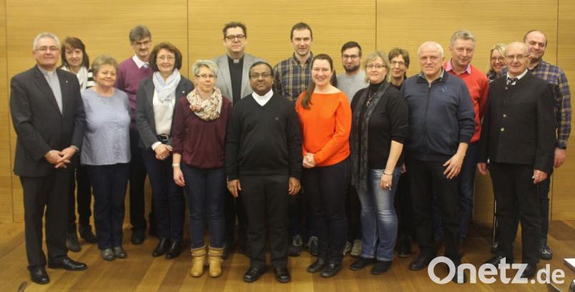 Den ausgeschiedenen Kirchenpflegern, Kirchenräten und Pfarrgemeinderatsmitgliedern aus Vilseck, Schlicht und Sorghof gilt der Dank bei einer Feierstunde im Pfarrsaal Vilseck (von links): Diakon Dieter Gerstacker, Sabine Graf, Christa Ströll, Werner Rieger, Christa Münster, Martina Apfelbacher, Dekan Walter Hellauer, Pfarrvikar Hrudaya Kumar Madanu, Thomas Gradl, Kathrin Graf-Trummer, Stefan Stubenvoll, Barbara Stübe, Patricia Wywiol, Hans Geier, Hans Regler, Marianne Ringer, Hermann Klier und Stefan Feuerer. Bild: rha