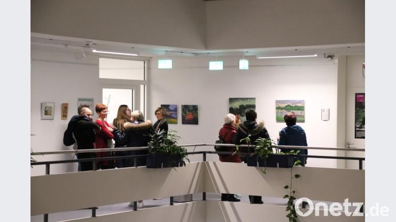 Die Besucher flanierten durch alle drei Etagen des LCC und erfreuten sich an den ausgestellten Werken und dem Gespräch mit den Künstlern. Bild: cog