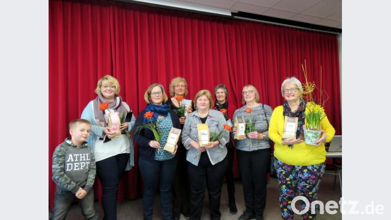 Moderatorin Dagmar Franz (rechts) bedankte sich herzlich mit Blumen und einem in Tirschenreuth selbst gerösteten Kaffee bei den Frauen des Evangelischen Frauenteams Dakanat Weiden für diesen großartigen Vortrag. Bild: ubb