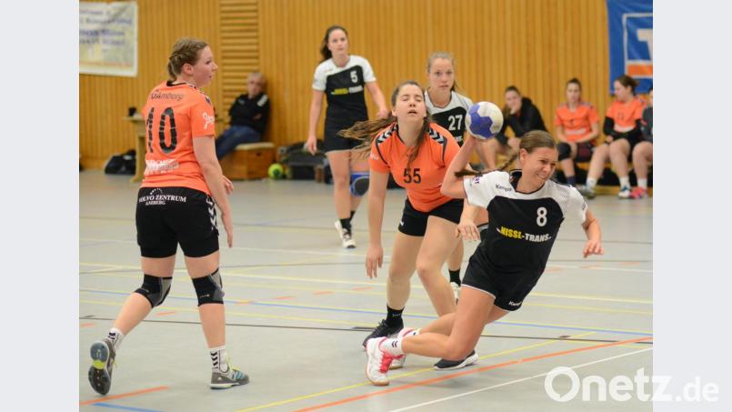 Theresa Desing (Nummer 8) traf dreimal beim Sieg der HSG-Frauen gegen die HG Amberg. Bild: ham