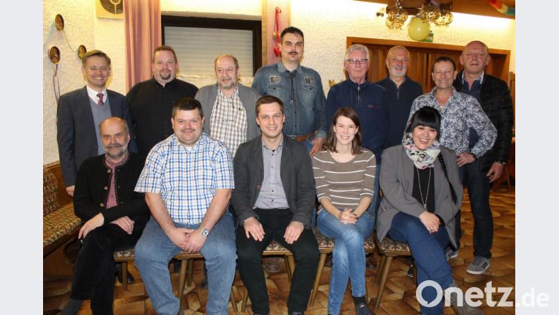 (vorne, von links) Rudi Rubenbauer,stellvertretender Vorsitzender Michael Sticht, Vorsitzender Wolfgang Söllner, Anna Ritter, Kassiererin Antonia Ritter, (hinten, von links) MdL Tobias Reiß, Helmut Schenkl, Schriftführer Rainer Filberth, Thomas Seitz, Hubert Becher, Bernd Würstl, Rainer Seeharsch und Ehrenvorsitzender Josef Söllner Bild: soj