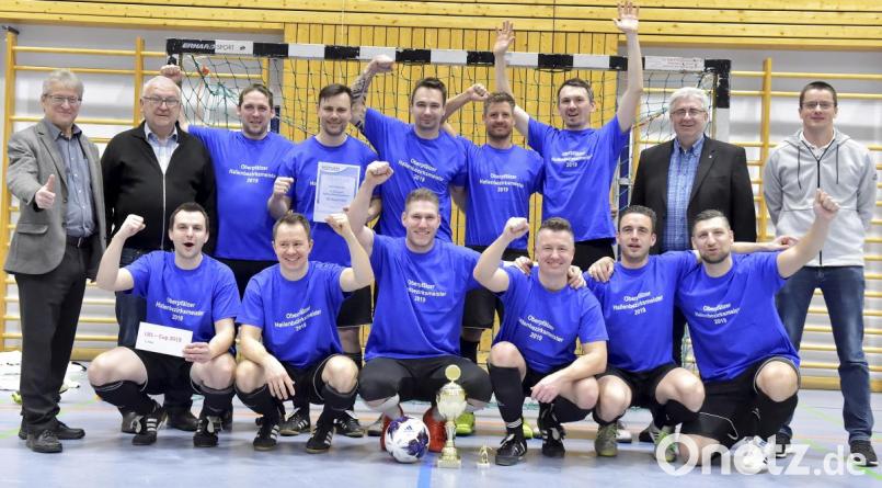 Bezirksmeisterschaft 2019 Senioren A Futsal
Saison: 2018/19
Die Senioren A der SG Regenstauf holten sich nach der Hallenkreismeisterschaft am Samstag in der Amberger triMAX-Halle auch den Titel des Bezirksmeisters 2019.Das hochklassige Turnier führte das Team von Trainer Michael Aicher ungeschlagen ins Endspiel, wo Vilzing mit 2:0 besiegt wurde

Bild: Ziegler Bild: Ziegler
