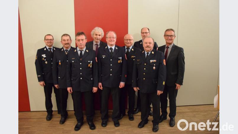 Rudi Schinner und Albrecht Groß (Zweiter und Dritter von links) sowie Otto Braunreuther und Robert Treitl (Vierter und Fünfter von rechts) erhalten für ihre 40-jährige aktive Dienstzeit bei der Feuerwehr das goldene Feuerwehrehrenkreuz angesteckt und eine Urkunde, sowie die goldene Ehrenamtskarte ausgehändigt. Die Kreisbrandmeister Alois Schindler und Florian Braunreuther, wie auch Bürgermeister Werner Nickl, Landrat Wolfgang Lippert und Kreisbrandrat Andreas Wührl gratulieren. Bild: mde