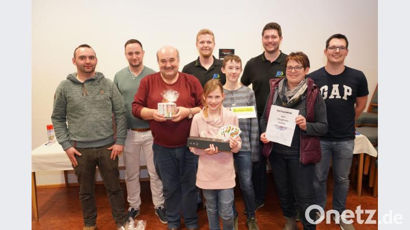 Die Gewinner des JU-Preischafkopfs. Paulina Stahl (vorne, Mitte) stiehlt dabei allen die Schau. Bild: fvo