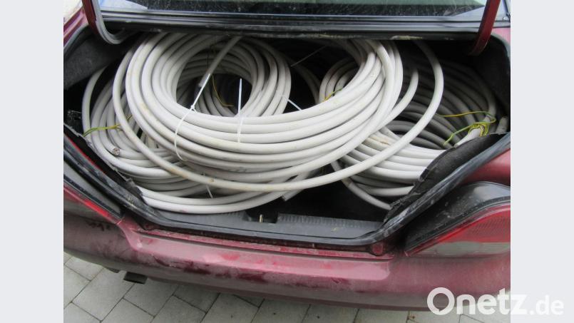 Der Kofferraum: Voll mit dicken Kabeln. Bild: exb/Grenzpolizei Waidhaus