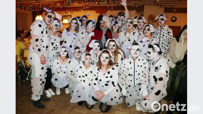 Ein ganze Meute von Dalmatiner-Hunden macht sich beim Feuerwehr-Fasching breit. Bild: gru