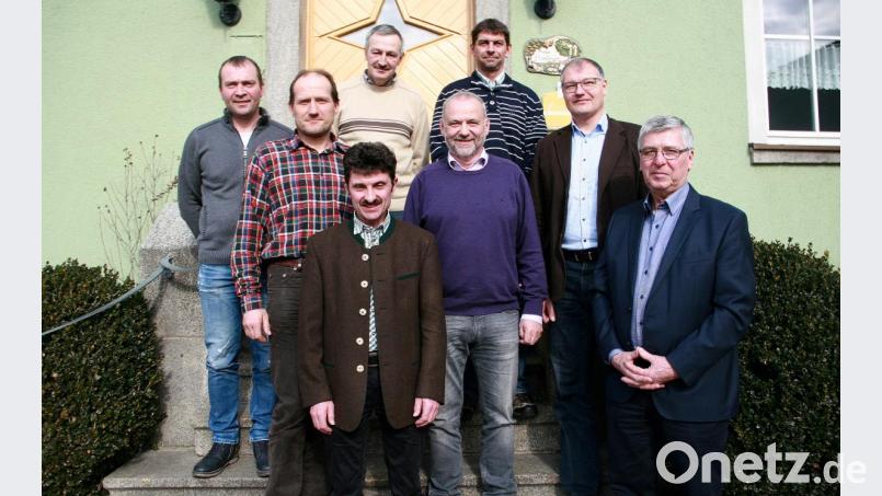 Alois Weig (rechts) und Heinrich Promberger (vorne) stellten die gewählten Landkreisvertreter vor. Zur Wahl gratulierte auch der im Landkreis Tirschenreuth tätige, leitende Amtstierarzt, Dr. Klemens Dötsch (mittlere Reihe, rechts) und Manfred Zintl (mittlere Reihe, 2. von rechts) vom AELF. Bild: wro