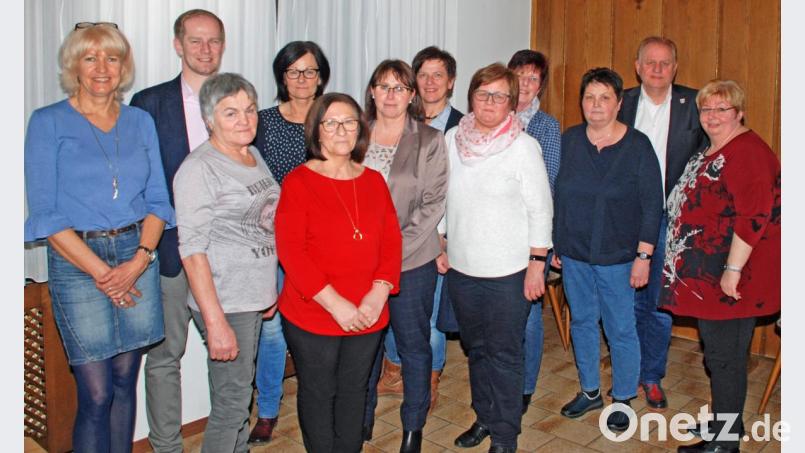 Waltraud Forster (Fünfte von links) leitet für die nächsten zwei Jahre den FU-Ortsverband Wernberg-Köblitz. Unser Bild zeigt die neu gewählten Vorstandsmitglieder der Frauen Union Wernberg-Köblitz zusammen mit der FU-Kreisvorsitzenden Marianne Forster, Bürgermeister Konrad Kiener und dem CSU-Ortsvorsitzenden Dieter Rosenberg. Bild: wee