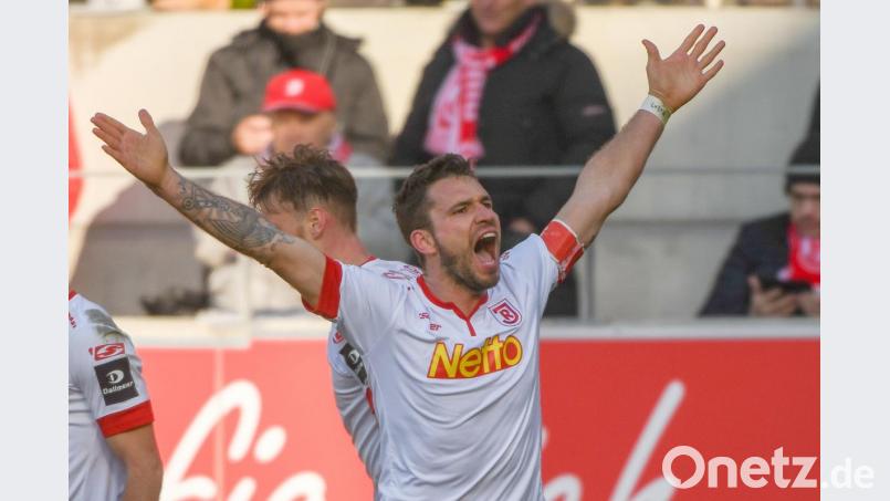 Nach Marco Grüttners Siegtreffer gegen den HSV neun Minuten vor dem Abpfiff gab es in der Continental-Arena kein Halten mehr. Der Regensburger Torschütze schrie seine ganze Freude in Richtung des Jahn-Fanblocks. Bild: agentur_dpa