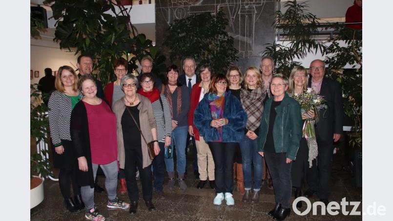 Künstler und Ehrengäste freuen sich über eine ansprechende Ausstellung (von links): VHS-Leiterin Julia Wolfsteiner, Isolde Beck, Bezirksrat Richard Gaßner, Isabelle Prüfling, Gunda Hufnagel, Anita Dürr, Björn Wunderlich, Susanne Utz, Landrat Richard Reisinger, Birgit Cirbus, Eveline Wiegershaus, Vera Herold, Claudia Stephan, Konrad Pirner, Dorothea Prechtl, Mentorin Nora Matocza und Dritter Bürgermeister Hans-Jürgen Reitzenstein. Bild: cog