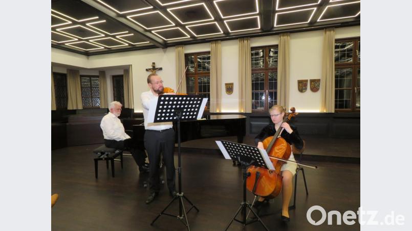 Jakob Schröder, sein Sohn Jakob Johannes Schröder und Schwiegertochter Konga Schröder begeisterten beim Sonatenkonzert. Bild: ubb