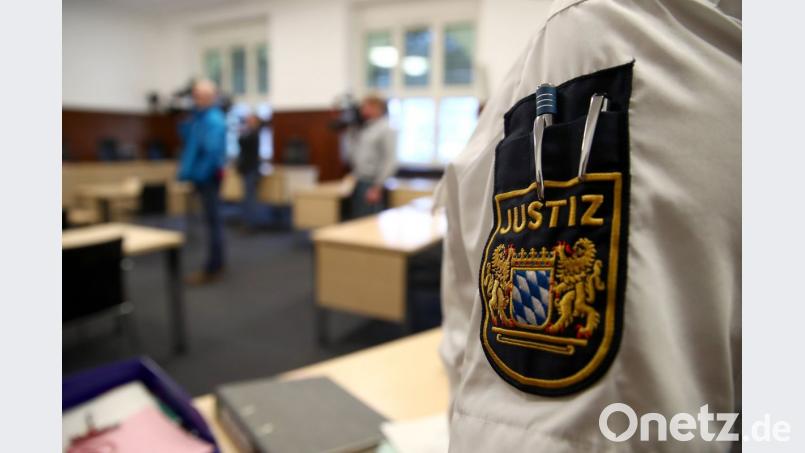 Ein Justizbeamter steht im Landgericht Nürnberg-Fürth zu Prozessbeginn im Sitzungssaal. Foto: Daniel Karmann/Archiv Bild: Daniel Karmann