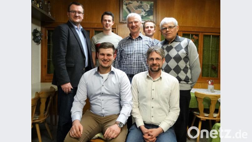 Der neue Vorstand des CSU-Ortsverbands Sigl mit den Vorsitzenden (sitzend, von rechts) Stefan Schertl und Christian Trummer jun. sowie (stehend, von links) stellvertretender Kreisvorsitzender Patrick Fröhlich, Josef Trummer, Karl Trummer, Michael Gradl und Christian Trummer. Bild: ct