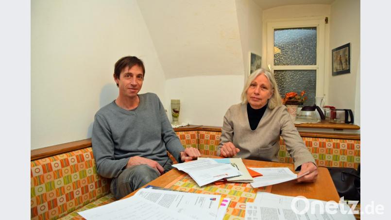 Beate May und Horst Schwemmer vom Bund Naturschutz fordern die Kommunen auf, mehr für den Insektenschutz zu tun. Bild: Andreas Royer