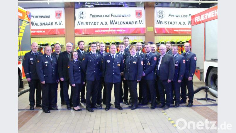 Die Feuerwehr bespricht in der Dienstversammlung vor allem wichtige Alarmpläne vor dem anstehenden Fest. Bild: exb