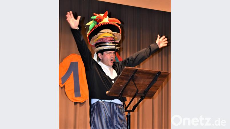 Es gibt nicht nur zwölf Apostel, sondern auch zwölf Faschingshüte für den Pfarrer. Bild: rgr