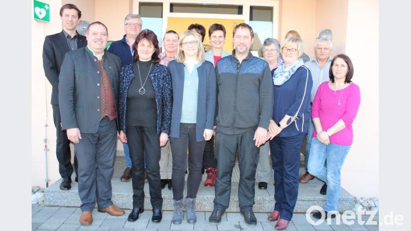 Manfred Wendl (Zweiter von links) und Monika Pürzer (Vierte von links) leiten die Katholische Landvolkbewegung. Sie können auf ein kompetentes Führungsteam bauen Bild: pko