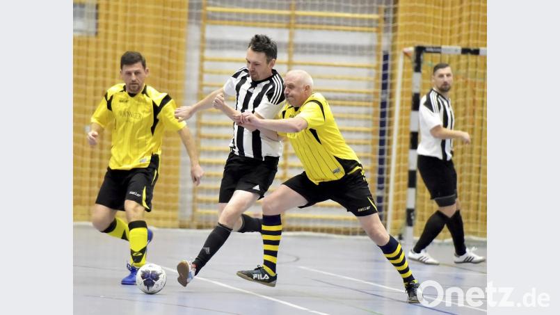 Bezirksmeisterschaft 2019 Senioren A Futsal
Saison: 2018/19
Szene aus dem Spiel des späteren Turniersiegers SG Regenstauf (gestreifte Trikots) gegen die DJK Vilzing (in Gelb) Bild: Ziegler
