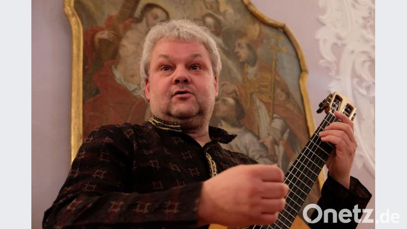 Roger Tristao Adao bot im überfüllten Musiksaal des Klosters Speinshart stimmungsvolle Gitarrenkunst Bild: do