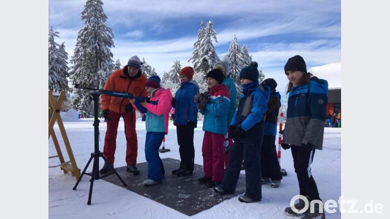 Die Dritt- und Viertklässler der Grundschulen Hirschau, Ehenfeld und Schnaittenbach sammeln beim Wintersporttag an der Silberhütte nicht nur erste Erfahrungen beim Skilanglaufen. Stefan Gmeiner vom Langlaufzentrum weiht die Kinder sogar in das Schießen mit dem Lasergewehr ein. Bild: u