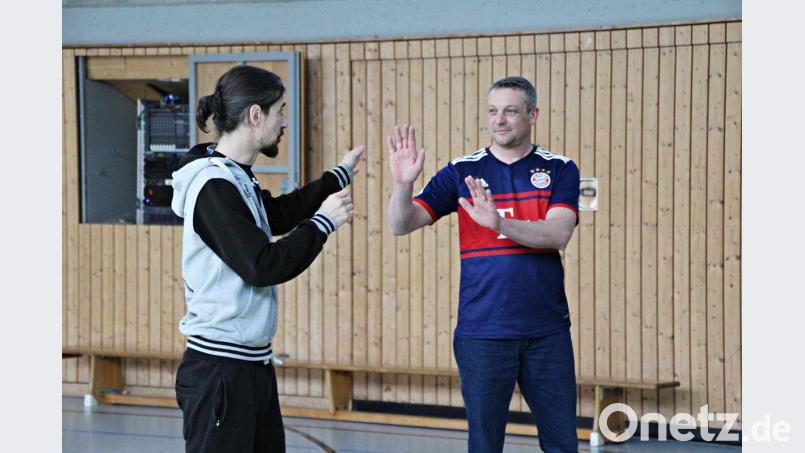 Trainer Andreas Fachtan (links) hält einen Selbstbehauptungskurs für die Feuerwehr Eschenbach. Auch Kommandant Udo Drechsler (rechts) lässt sich schulen. Bild: jma