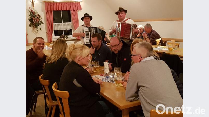 "Bertl und Wulf" unterhalten die Besucher des Zoiglabends in vorbildlicher Weise. Bild: hme