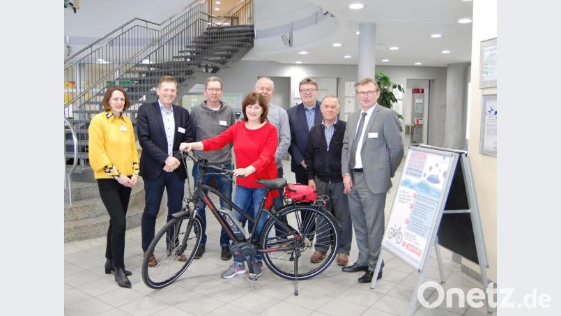 Marga Gottschalk freut sich über ihr E-Bike. Auf dem Bild von links: Ulrike Dropco (stellvertretende Pflegedirektorin), Harald Hollnberger (Ärztlicher Direktor), Josef Schuller (stellvertretender Personalratsvorsitzender), E-Bike-Gewinnerin Marga Gottschalk, Gutschein-Gewinner Jürgen Müller, Hubert Graf (Kaufmännischer Direktor), Sponsor Peter Stadler und Manfred Wendl, Vorstand des Klinikums St. Marien. Bild: Klinikum/Dietl)