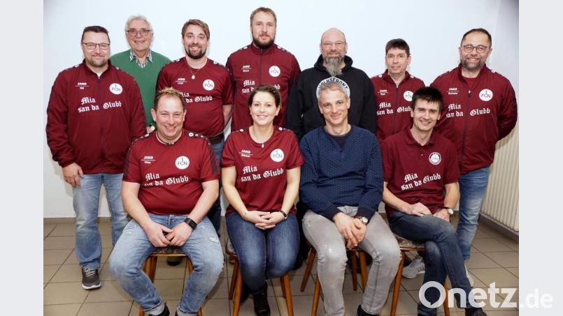 Das neue Führungsteam der Immenreuther Clubfreunde mit (sitzend von links): Matthias Hösl, Stefanie Schindler, Jochen Ullmann und Stefan Müller sowie (stehend von links) Roland Schöler, Josef Hecht, Philipp Hautmann, Norbert Bock Michael Münch, Roland Hautmann und Roman Schmidt. Bild: bkr