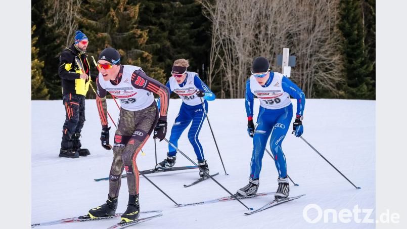 Jonas Mendl (rechts) machte im Skating mit einem beherzten Lauf fünf Plätze gut und schaffte in seinem Jahrgang sogar die drittbeste Tageszeit. Bild: chl