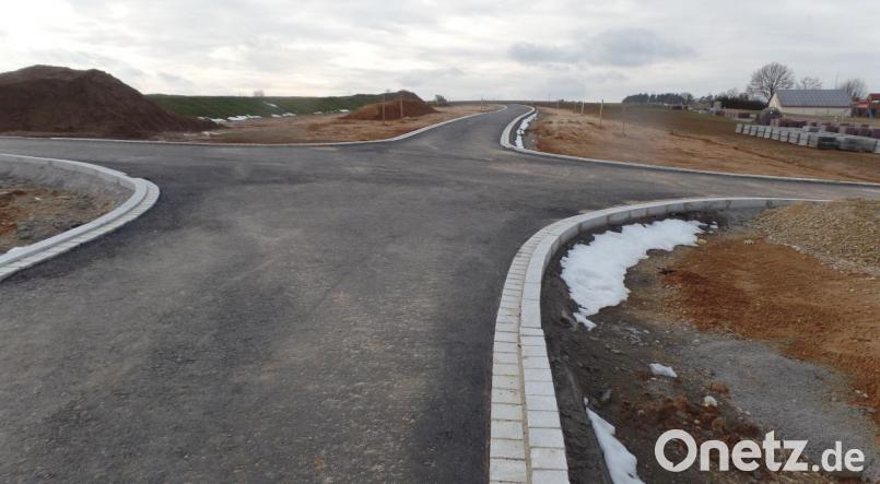 Mit „Schwalbenweg“, ab der Zufahrt zum Baugebiet „Sandbrunnen IV“ (rechts im Bild) mit dem weiteren Verlauf nach Süden (links) und „Finkenweg“ für die Querstraße (Bildmitte) entschied sich der Marktgemeinderat für heimische Vogelarten bei der Vergabe von Straßennamen. Bild: br