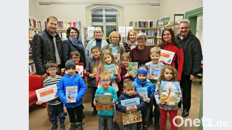 Die 20 glücklichen Gewinner des Preisrätsels 2018 konnten von Büchereileiterin Elfriede Jauernig (3. von links) jeweils mit Preisen bedacht werden. 10 Buchpreise spendet dafür die Bücherei Westiner (Gisela Westiner, 3. von rechts) und 10 Gutscheine für Familien-Leseausweise wurden vom Vorsitzenden der Kath. Kirchenverwaltung, Träger der Bücherei, Pfarrer Hannes Lorenz (rechts) gesponsert. Bild: bph