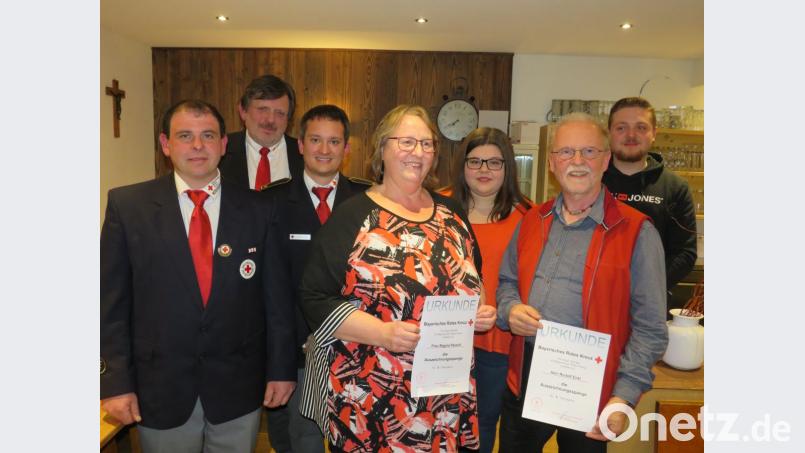 Für 5 Jahre aktiven Dienst bei den Helfern vor Ort wurden Rudi Eckl(2.v.rechts) und Regina Pausch(4.v.rechts) vom BRK ausgezeichnet. Rettungsdienstleiter Peter Lischker(2.v.links) und Stellvertretender Kreisbereitschaftsleiter Thomas Rauch(3.v.rechts) gratulierten. Leiter Christian Bösl(links) konnte mit Lisa Roy(3.v.rechts) und Leon Bösl(rechts) zwei neue Aktive begrüßten. Bild: adj