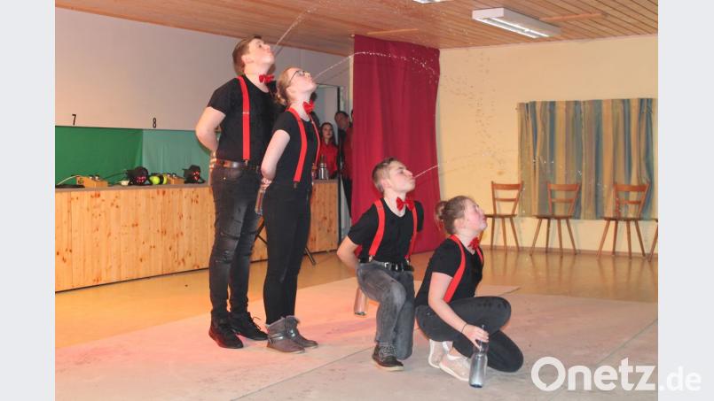 Der neue Springbrunnen in Oberlind wird beim Faschingsball der St. Thomas-Schützen erstmals vorgestellt. Die Formation erhält viel Applaus. Bild: exb