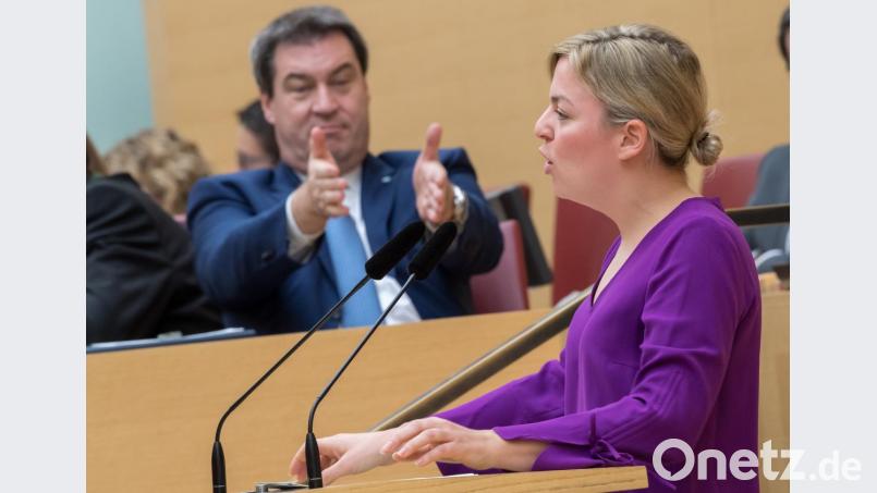 Die Fraktionsvorsitzende von Bündnis 90/Die Grünen, Katharina Schulze, spricht im Landtag. Im Hintergrund sitzt Ministerpräsident Markus Söder (CSU). Bild: Peter Kneffel/dpa
