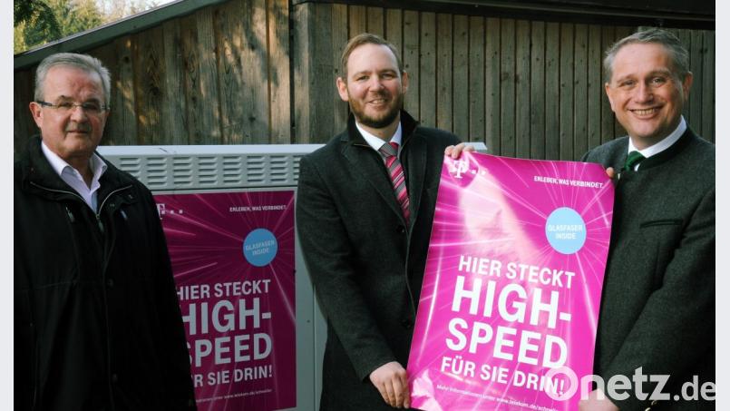 (von links): Geschäftsleiter Hartmut Gawlik, Telekom-Regio-Manager Enrico Delfina und Zweiter Bürgermeister Hermann Böhm. Bild: gf