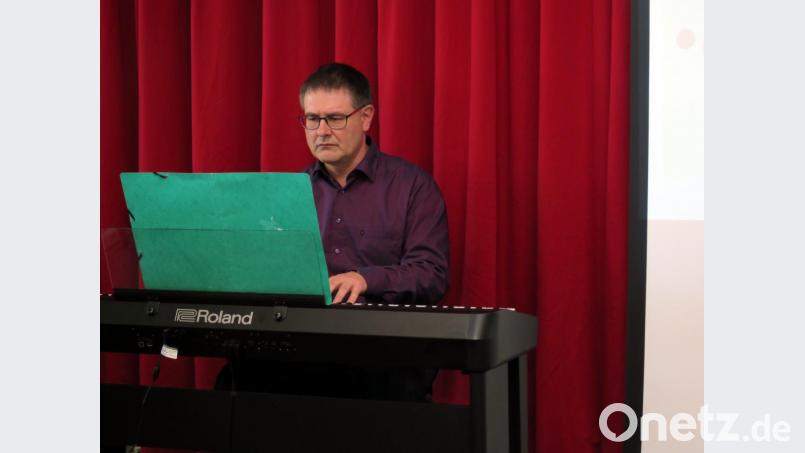 Thomas Franz spielte am Keyboard Bonhoeffers Lied &quot;Von guten Mächten wunderbar geborgen&quot;. Bild: ubb