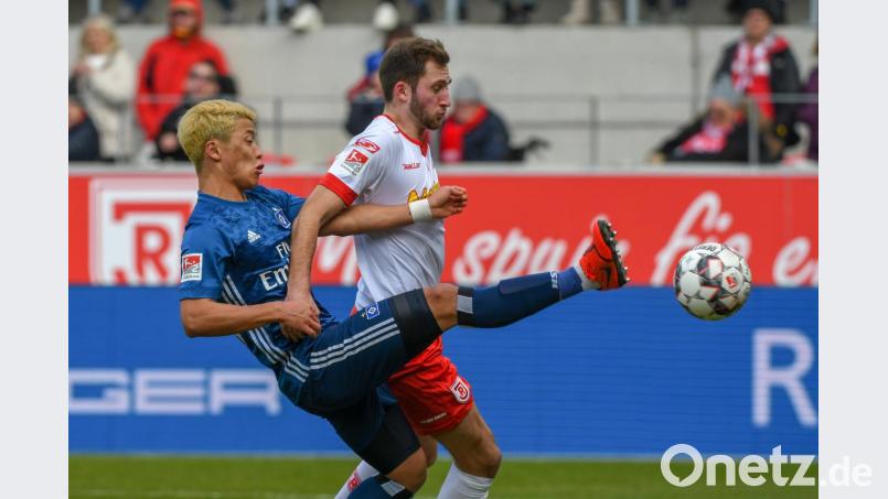 Hamburgs Hee-chan Hwang (links) und Jonas Föhrenbach im intensiven Kampf um den Ball. Bild: agentur_dpa