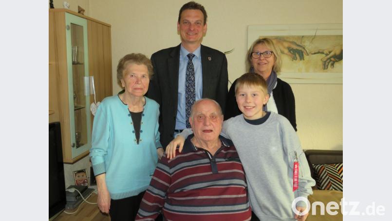 Seinen 90. Geburtstag feiert Josef Höfner (sitzend) mit seiner Frau Pauline, Tochter Anita und Urenkel Felix. Bürgermeister Ernst Schicketanz überbringt Glückwünsche der Gemeinde. Bild: adj