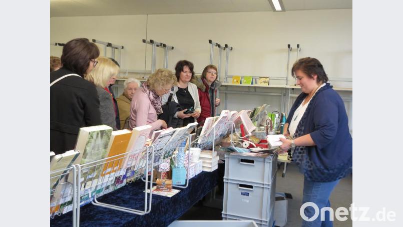 Am Büchertisch gab es Lektüren über Maria von Wedemeyer. Bild: ubb