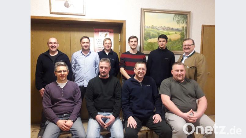 Die neue Führungsmannschaft der Blaskapelle Thanhausen (hinten von links): Dirigent Alexander Franz, Beisitzer Oliver Schuller, Schriftführer Markus Schüßler, Beisitzer Michael Heldwein jun., Jugendsprecher Marco Eckert, Bürgermeister Alfred Stier sowie (vorne von links) Kassier Toni Freundl, 2. Vorsitzender Uwe Franz, 1. Vorsitzender Klaus Sladky und 2. Dirigent Christian Pecher.
Kassier Toni Freundl, 2. Vorsitzender Uwe Franz, 1. Vorsitzender Klaus Sladky, 2. Dirigent Christian Pecher Bild: rdh