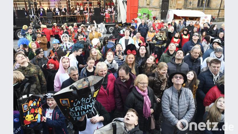 Eine prallvolle Altstadt und dennoch eine so friedliche Stimmung, dass die Polizei nicht ein einziges Mal eingreifen muss: Vorbildlich verhielten sich die rund 25.000 Narren im Umfeld des Ostbayerischen Faschingszugs. Bild: Petra Hartl