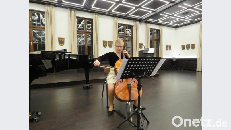 Kinga Schröder lieferte hochkonzentriert Musik vom Feinsten auf ihrem Violoncello. Bild: ubb