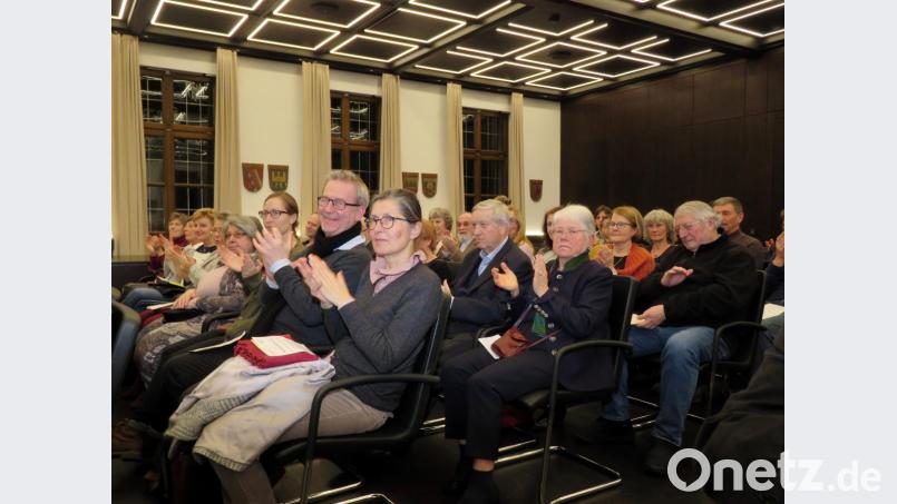 Das Publikum spendete langanhaltenden Applaus, denn ohne Zugabe sollten die Musiker nicht entlassen werden. Bild: ubb