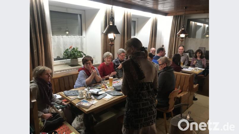 Christine Böhm (stehend) beim Erklären. Bild: exb