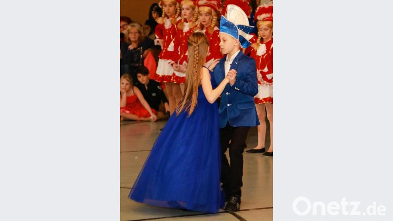 Das Kinderprinzenpaar Lena und Dominik legten den Eröffnungstanz aufs Parkett. Bild: njn