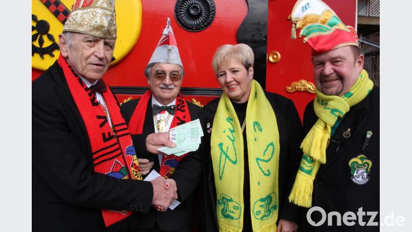 Unser Bild zeigt bei der Spendenübergabe, von links Rosamunde-Präsident Heinz Kilian, Zeremonienmeister Erwin Jaspers, Tursiana-Präsidentin Iris Fennerl und Tursiana-Vorsitzender Klaus Behnke, die das Geld an die Familie von Hugo weiterleiten werden. Bild: kro